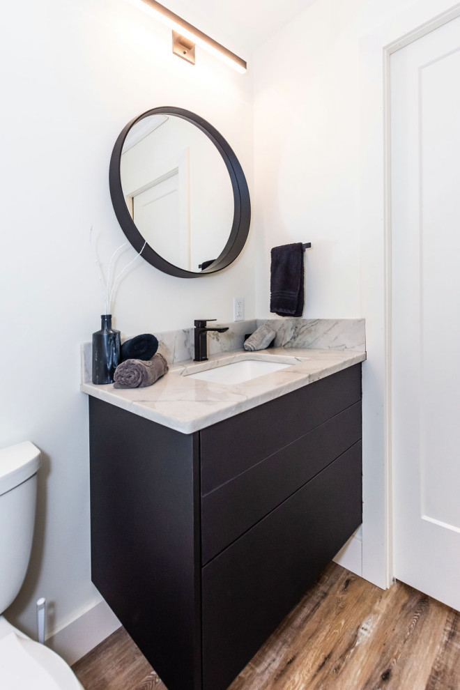 Kleine Moderne Gästetoilette mit flächenbündigen Schrankfronten, schwarzen Schränken, weißer Wandfarbe, Vinylboden, Unterbauwaschbecken, Quarzit-Waschtisch, braunem Boden, grauer Waschtischplatte und schwebendem Waschtisch in Edmonton