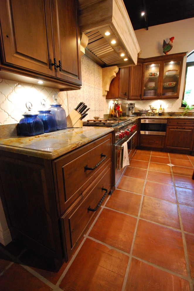Kitchen - rustic kitchen idea in Miami