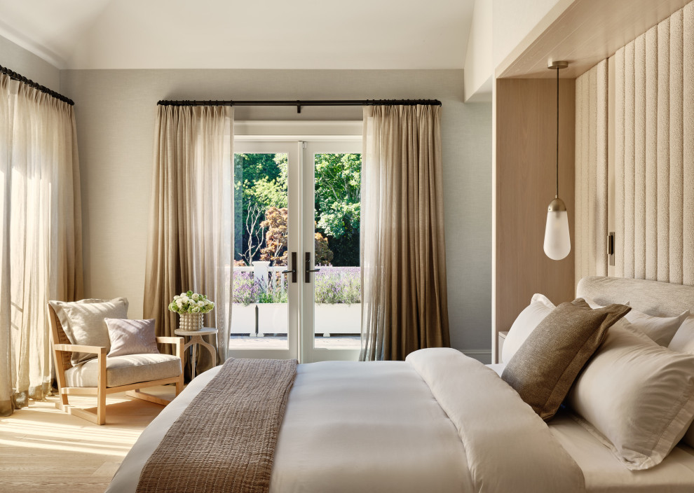 Imagen de dormitorio principal actual con paredes grises, suelo de madera clara y suelo beige