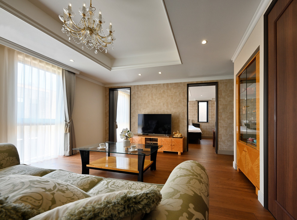 Ispirazione per un soggiorno design chiuso con pareti beige, TV autoportante e pavimento marrone