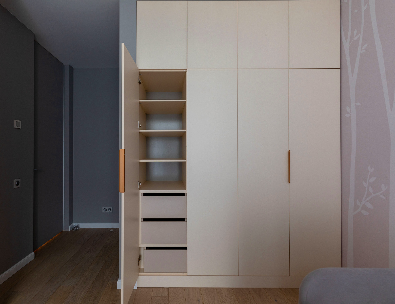 Распашной шкаф для детской