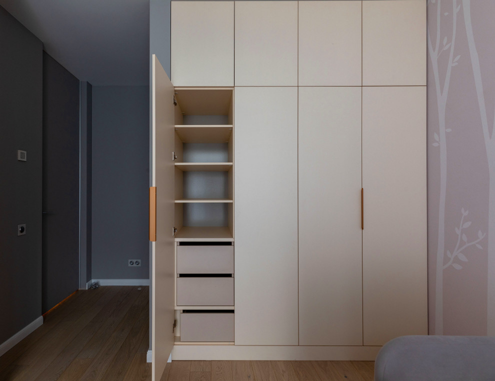 Распашной шкаф для детской