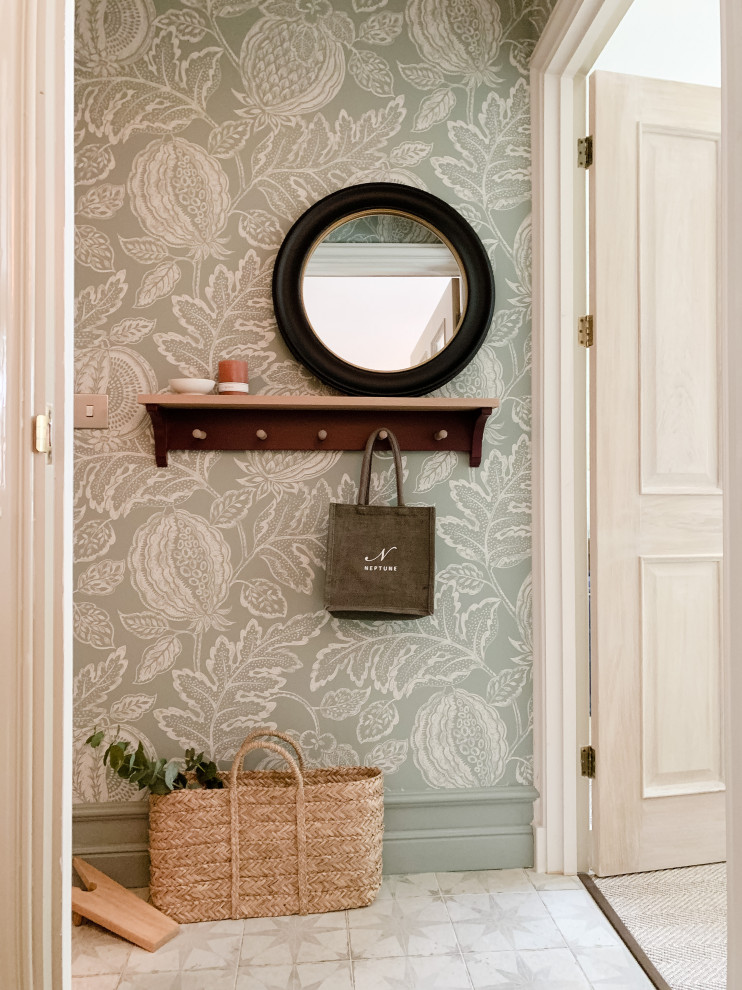 Idée de décoration pour un petit couloir tradition avec un mur vert, un sol en carrelage de céramique, un sol beige et du papier peint.