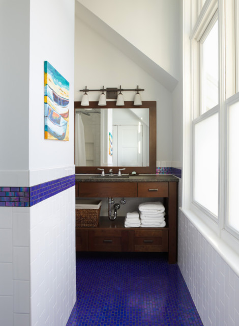 Casual Beach Cottage beach-style-bathroom