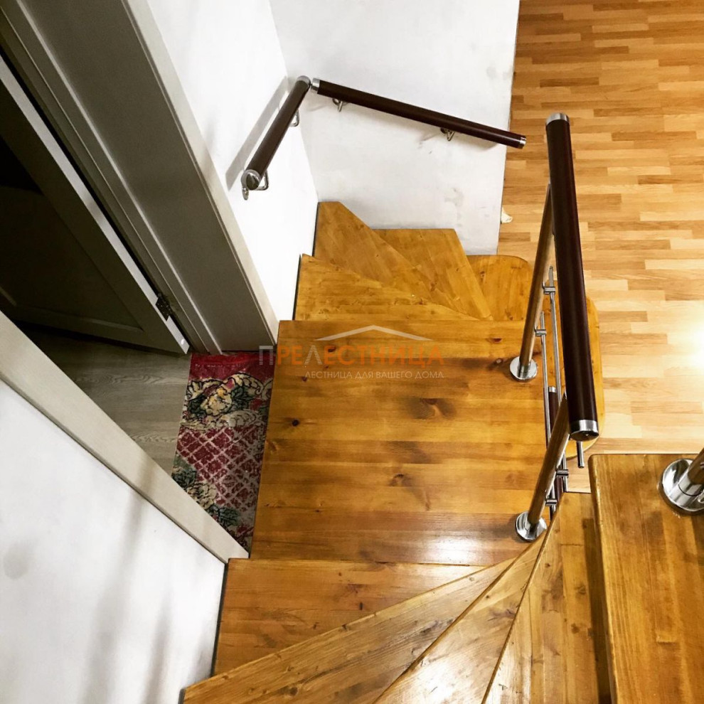 Réalisation d'un escalier en U de taille moyenne avec des marches en bois peint, des contremarches en métal et un garde-corps en matériaux mixtes.