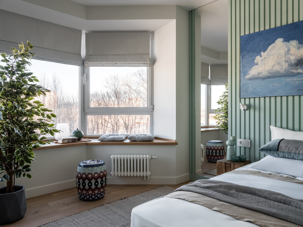 Aménagement d'une petite chambre d'enfant contemporaine en bois avec un mur vert, parquet clair et un sol beige.