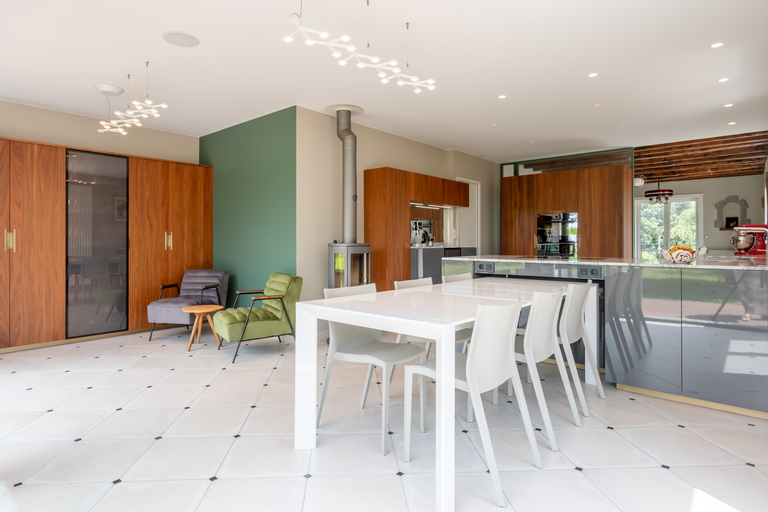 Rénovation d'une cuisine ouverte et chambre multifonction avec bureau intégré