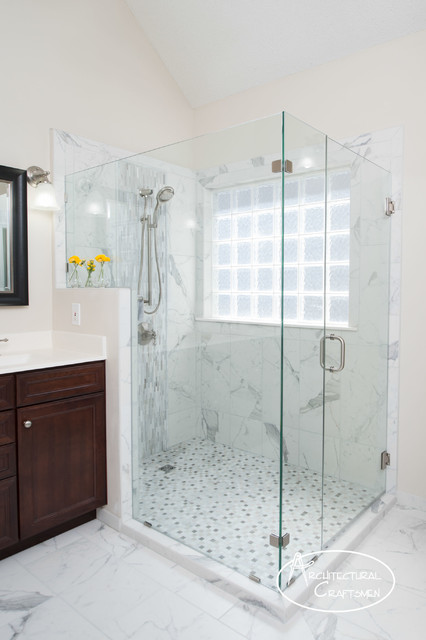 Bright Master Bath classique-salle-de-bain