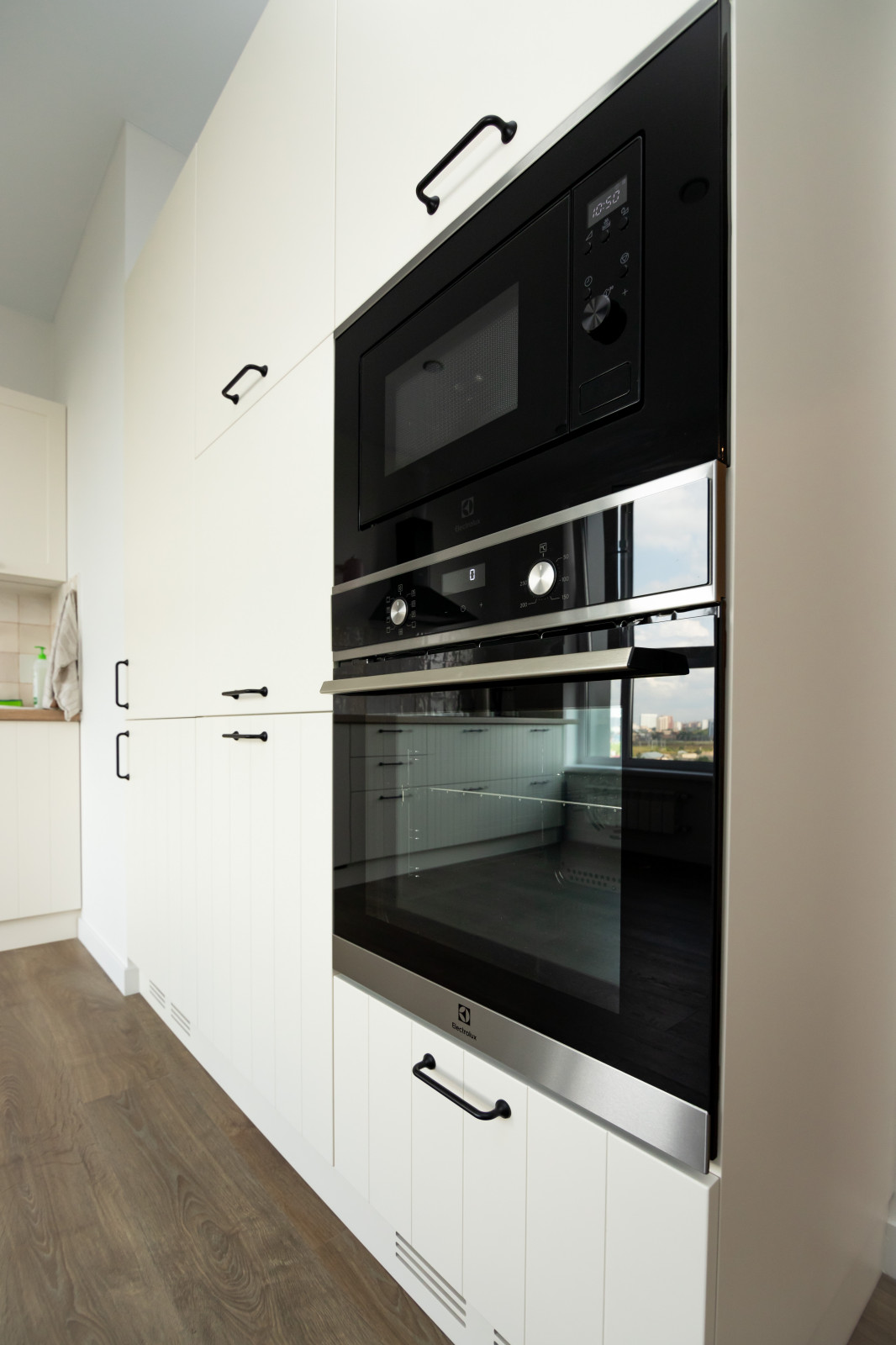 Светлая кухня в стиле скандинавский минимализм с деревянными элементами