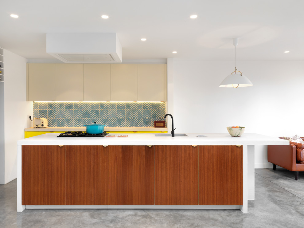 Свежая идея для дизайна: большая кухня-гостиная в современном стиле с столешницей из бетона и островом - отличное фото интерьера