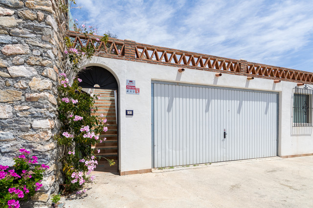 Home Staging integral en villa de alquiler vacacional mediterranean-car-porch