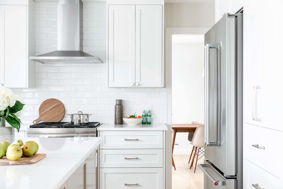 Kitchen - transitional kitchen idea in Calgary