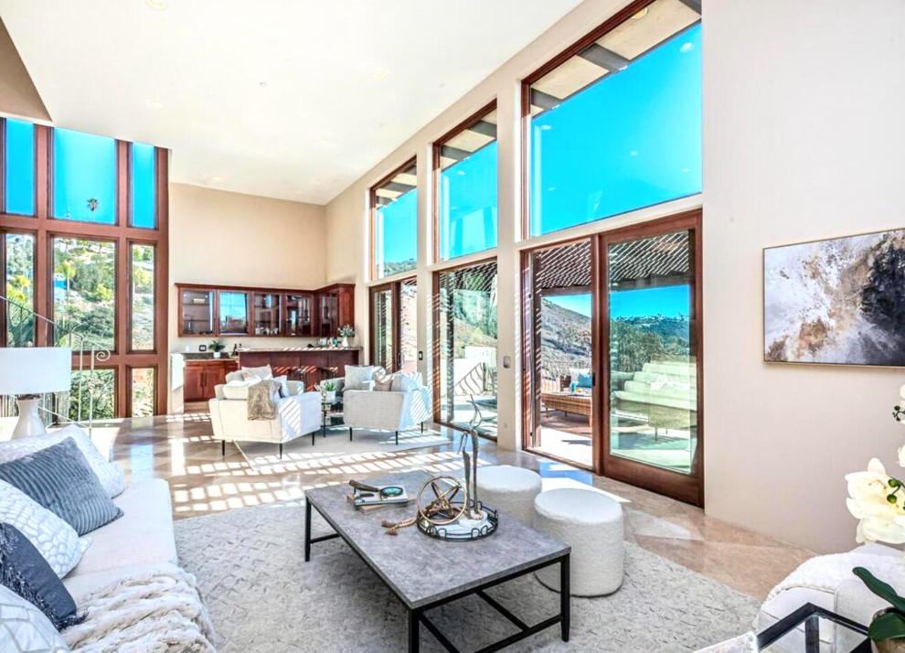 Geräumiges, Offenes Klassisches Wohnzimmer mit Hausbar, Travertin, beigem Boden und gewölbter Decke in San Diego