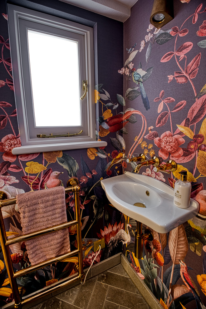 На фото: маленький туалет в классическом стиле с розовой плиткой, фиолетовыми стенами, полом из известняка, коричневым полом, акцентной стеной, подвесной тумбой, балками на потолке и обоями на стенах для на участке и в саду с