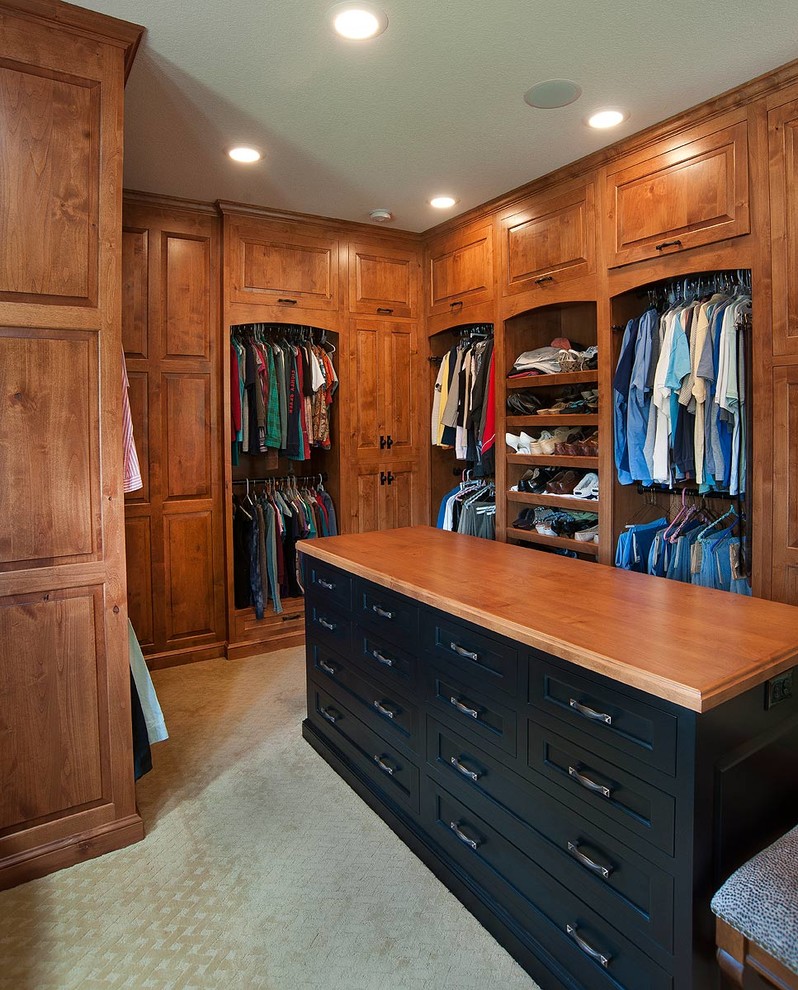 Design ideas for a country storage and wardrobe in Cleveland.