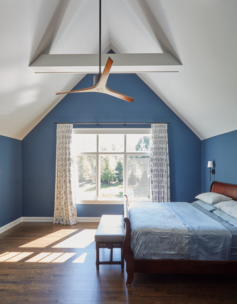 Inspiration pour une grande chambre parentale avec un mur bleu, un sol en bois brun, un sol marron et un plafond voûté.