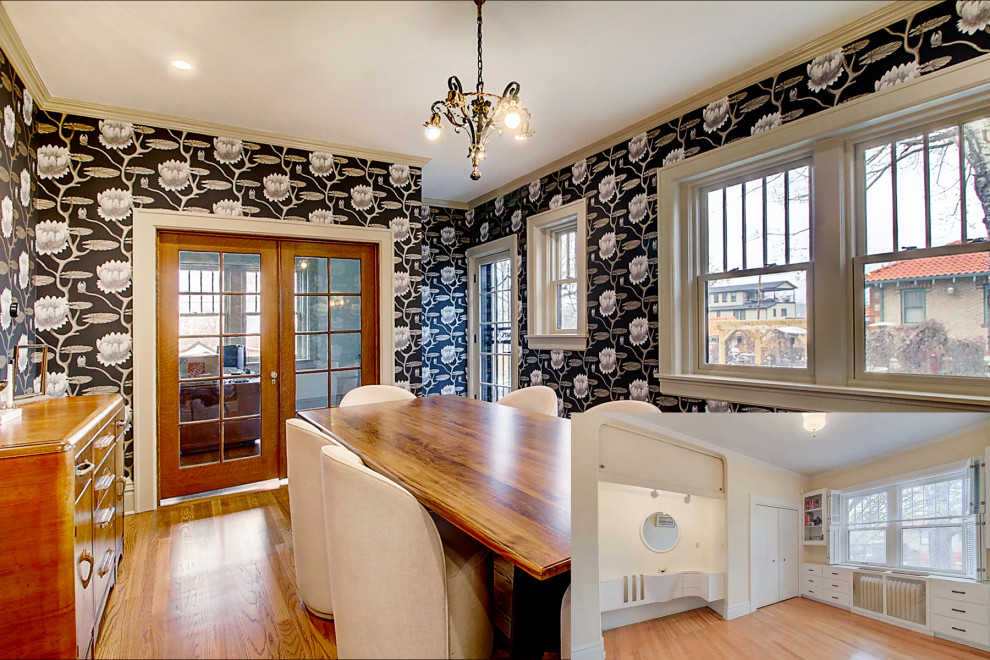 Exemple d'une grande salle à manger craftsman fermée avec un mur multicolore, parquet clair, un sol marron et du papier peint.