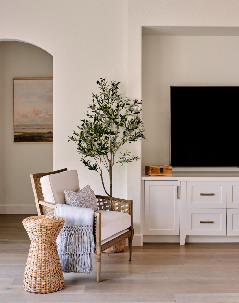 オースティンにある広いトランジショナルスタイルのおしゃれなLDK (白い壁、淡色無垢フローリング、コーナー設置型暖炉、石材の暖炉まわり、埋込式メディアウォール、グレーの床、表し梁) の写真