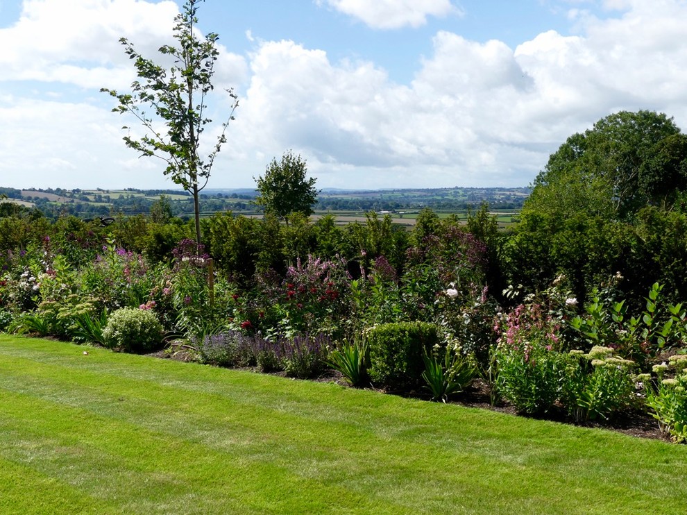 ウィルトシャーにあるコンテンポラリースタイルのおしゃれな庭の写真