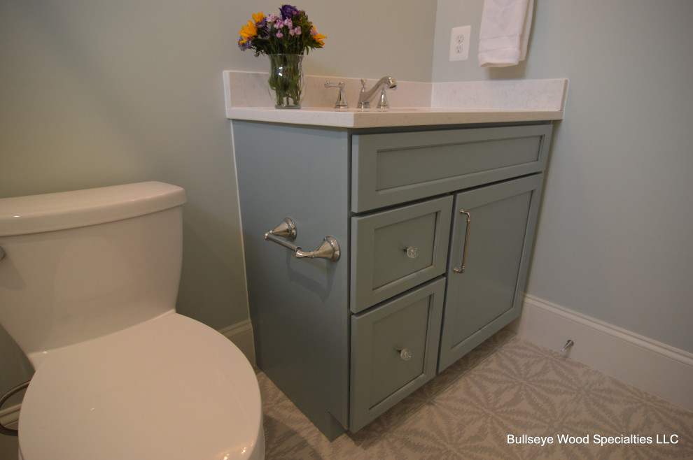 Idée de décoration pour une petite salle de bain craftsman pour enfant avec des portes de placard bleues, un plan de toilette en quartz modifié, un plan de toilette blanc, meuble simple vasque, meuble-lavabo encastré et un placard à porte shaker.