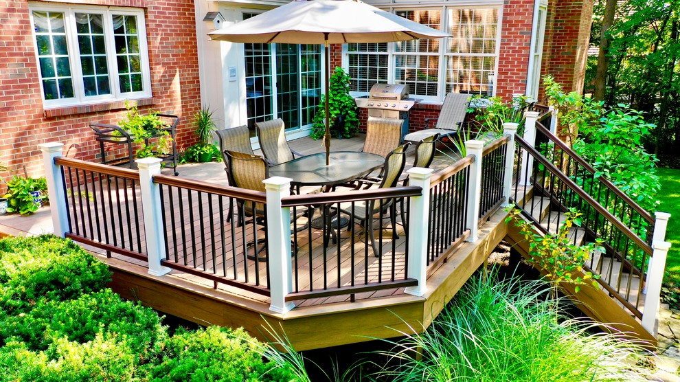 Design ideas for a mid-sized traditional backyard deck in Chicago with no cover.