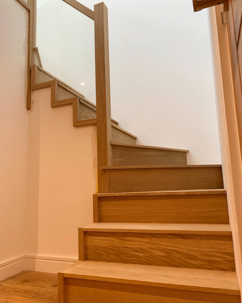 Источник вдохновения для домашнего уюта: деревянная лестница среднего размера в стиле модернизм с деревянными ступенями и стеклянными перилами