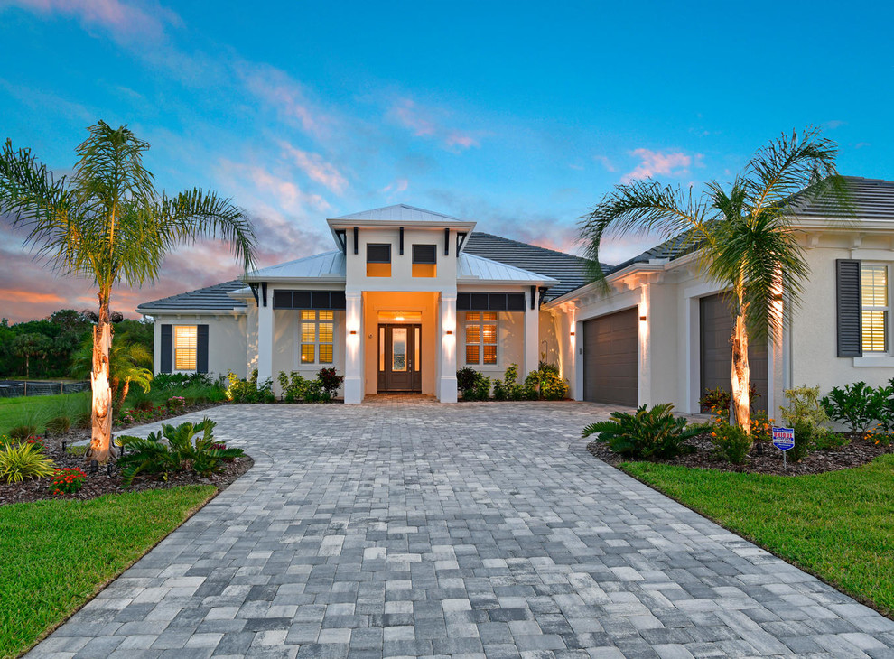 Inspiration for a contemporary exterior in Tampa.