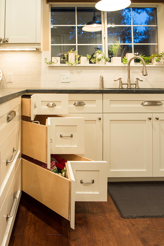 Transitional eat-in kitchen photo in Austin with shaker cabinets and white cabinets