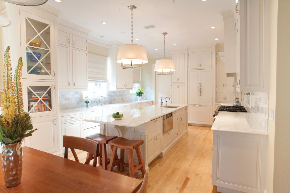 Exempel på ett mellanstort klassiskt kök, med en rustik diskho, luckor med profilerade fronter, turkosa skåp, marmorbänkskiva, flerfärgad stänkskydd, stänkskydd i stenkakel, integrerade vitvaror och en köksö