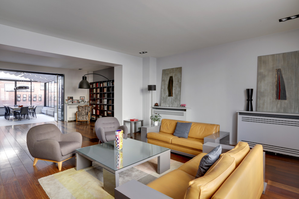 Living room - modern living room idea in Paris