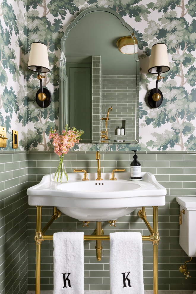 Klassisches Badezimmer mit grünen Fliesen, Keramikfliesen, bunten Wänden, Waschtischkonsole, Einzelwaschbecken und Tapetenwänden in Sonstige