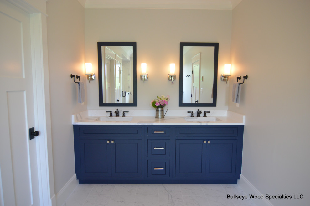 Cette image montre une salle de bain principale traditionnelle de taille moyenne avec un placard à porte shaker, des portes de placard bleues, un plan de toilette en quartz modifié, un plan de toilette blanc, meuble double vasque et meuble-lavabo encastré.