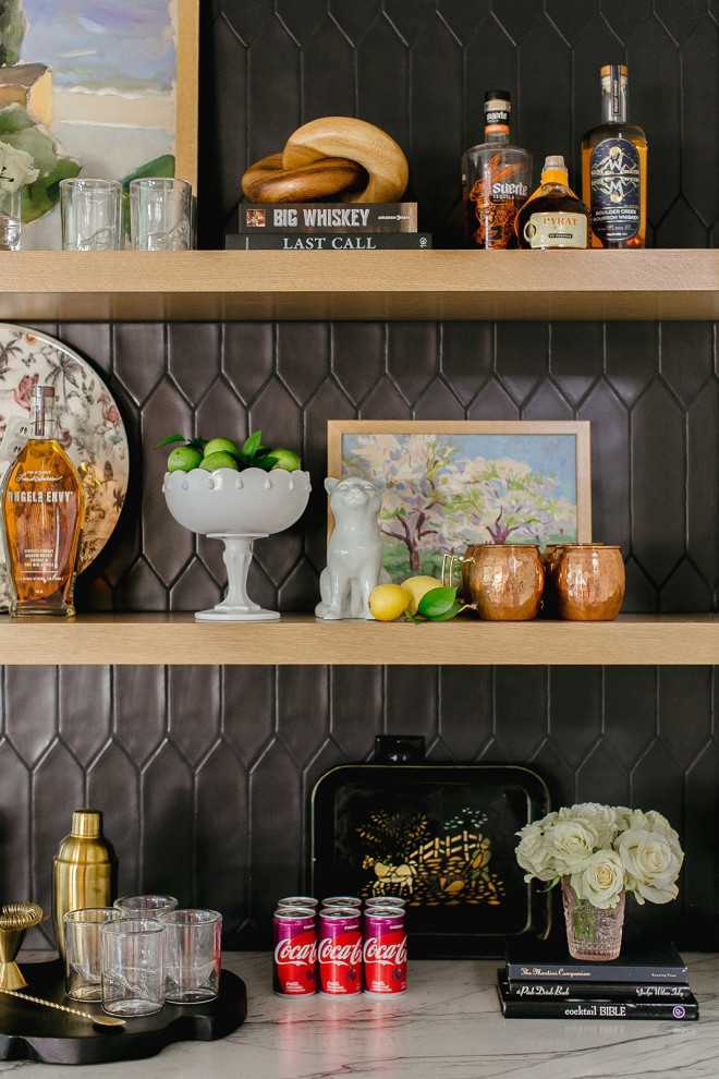 Foto di un angolo bar senza lavandino moderno di medie dimensioni con paraspruzzi nero e paraspruzzi in gres porcellanato