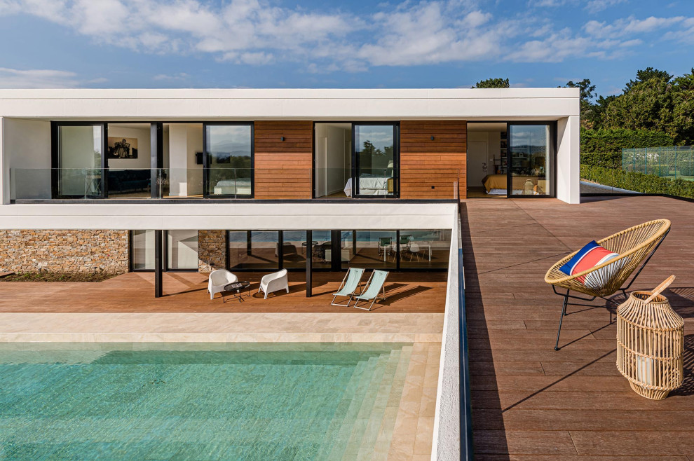 Modelo de terraza moderna grande con barandilla de vidrio