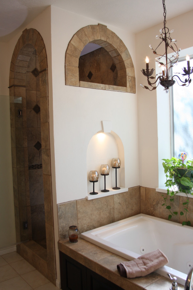 Exempel på ett mycket stort klassiskt beige beige en-suite badrum, med skåp i mörkt trä, en jacuzzi, en dusch i en alkov, en toalettstol med separat cisternkåpa, brun kakel, porslinskakel, ett integrerad handfat, bänkskiva i akrylsten, dusch med gångjärnsdörr, beige väggar, klinkergolv i keramik, beiget golv och luckor med upphöjd panel