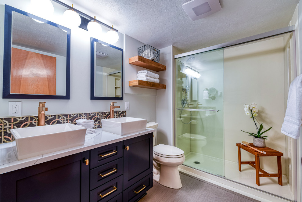 Idéer för ett litet klassiskt vit en-suite badrum, med skåp i shakerstil, blå skåp, en toalettstol med separat cisternkåpa, grå kakel, cementkakel, grå väggar, laminatgolv, ett fristående handfat, bänkskiva i kvartsit, grått golv och dusch med skjutdörr