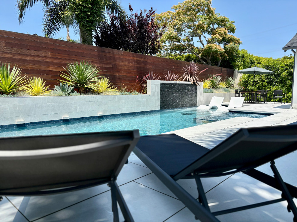 Huntington Beach Pool Lounge