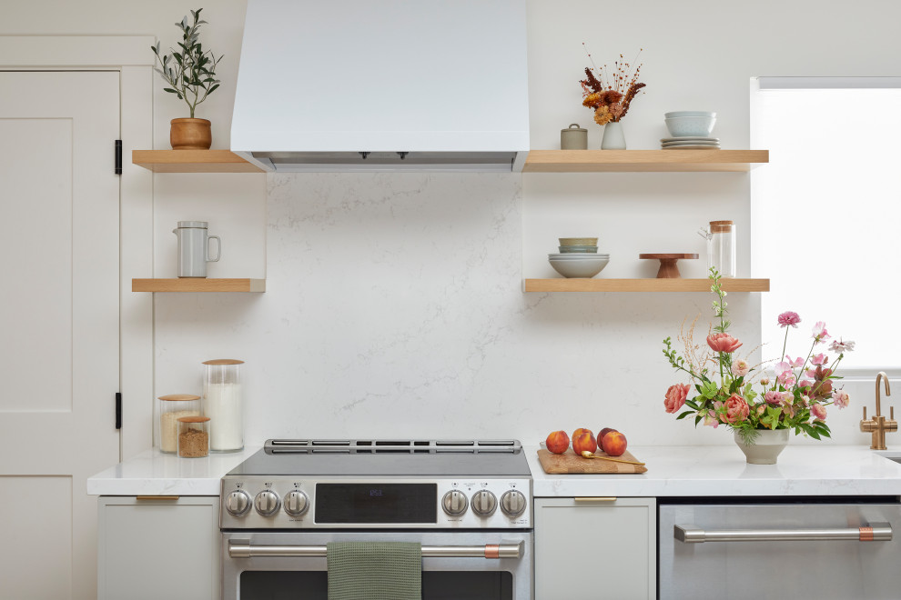 Inspiration för små minimalistiska vitt kök med öppen planlösning, med en undermonterad diskho, skåp i shakerstil, grå skåp, bänkskiva i kvarts, vitt stänkskydd, rostfria vitvaror, ljust trägolv, en köksö och brunt golv