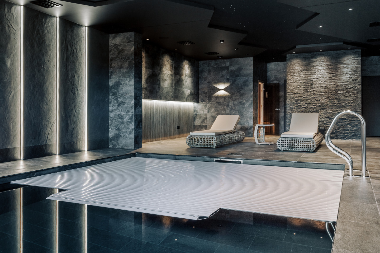 Сауна с бассейном в цоколе частного дома.