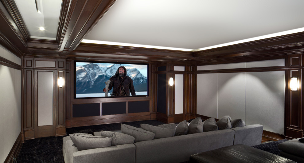 Modelo de cine en casa cerrado tradicional renovado de tamaño medio con paredes blancas, moqueta, pantalla de proyección y suelo negro