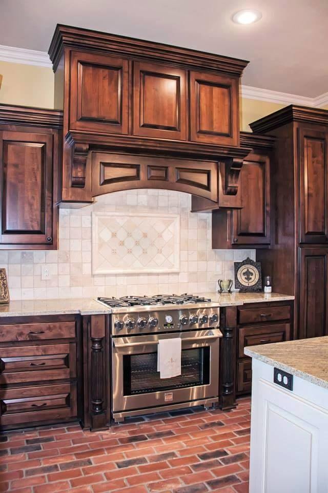 Example of a mid-sized mountain style l-shaped brick floor eat-in kitchen design in Atlanta with beige backsplash and stone tile backsplash
