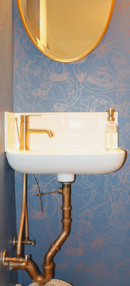 Imagen de cuarto de baño único y flotante tradicional pequeño con paredes azules, aseo y ducha, lavabo suspendido y papel pintado