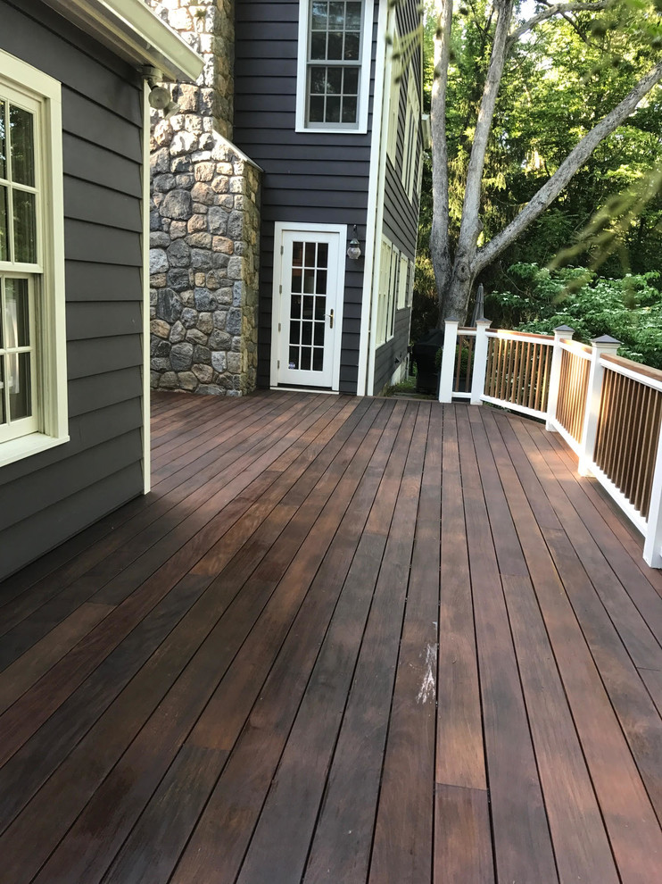 Inspiration for a mid-sized transitional backyard deck remodel in New York with no cover
