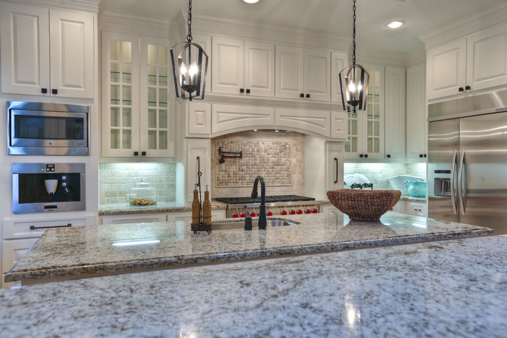 Kitchen - transitional kitchen idea in Houston