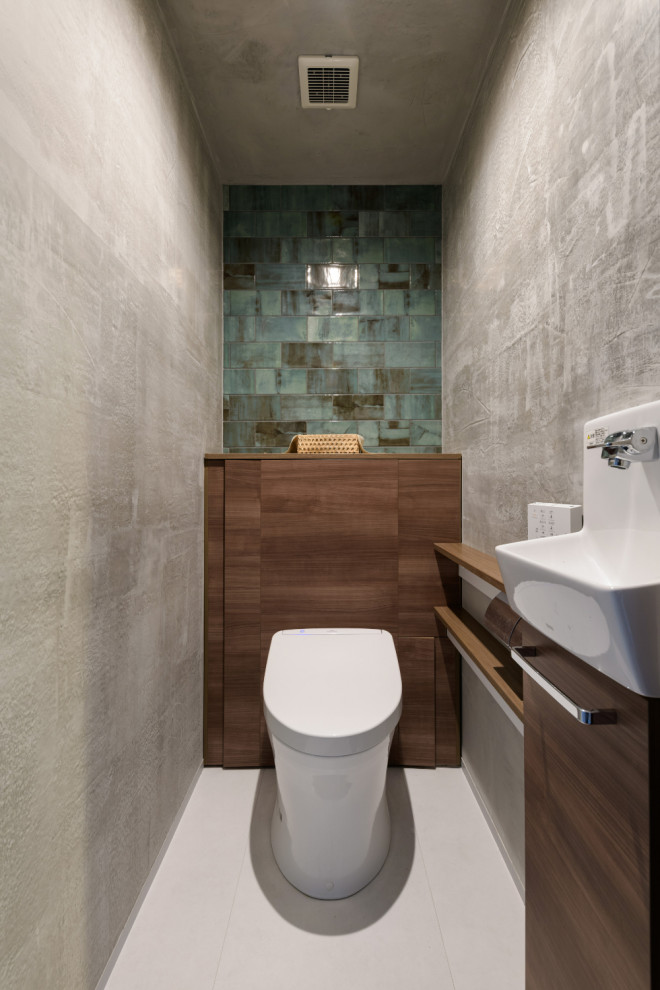 Esempio di un bagno di servizio etnico con piastrelle verdi, piastrelle in ceramica, pareti grigie, pavimento con piastrelle in ceramica e pavimento bianco