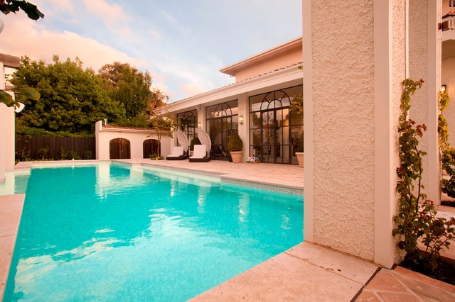 Ornamental Delight mediterraneo-piscina