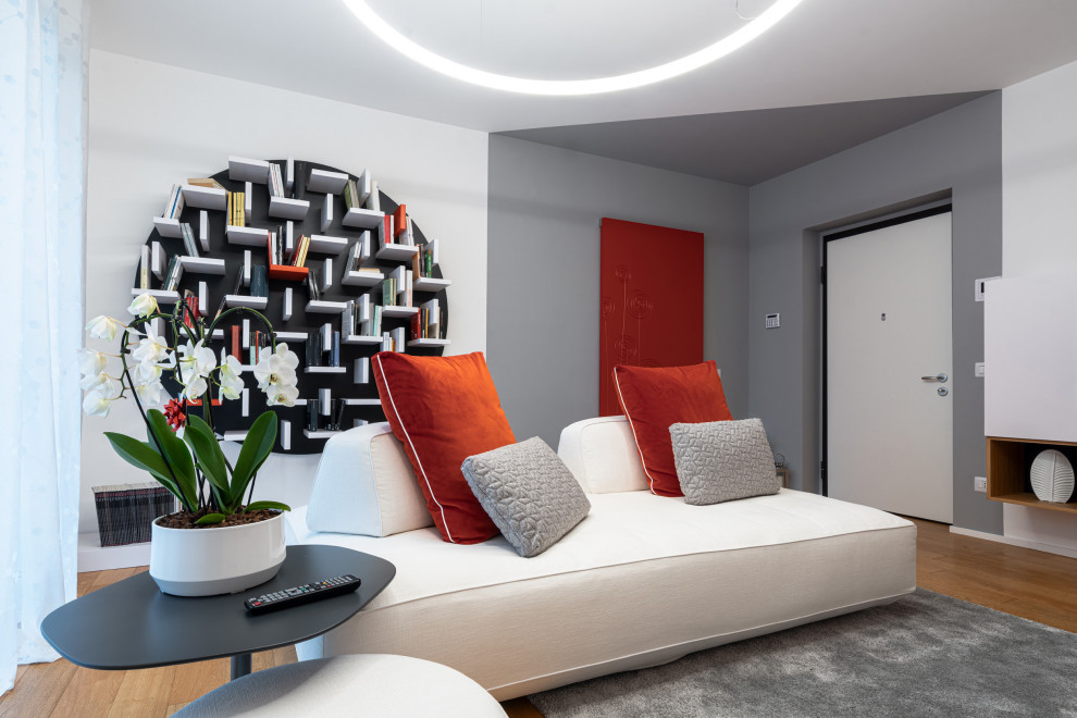 Пример оригинального дизайна: изолированная гостиная комната среднего размера в стиле модернизм с с книжными шкафами и полками, белыми стенами, светлым паркетным полом, мультимедийным центром и бежевым полом