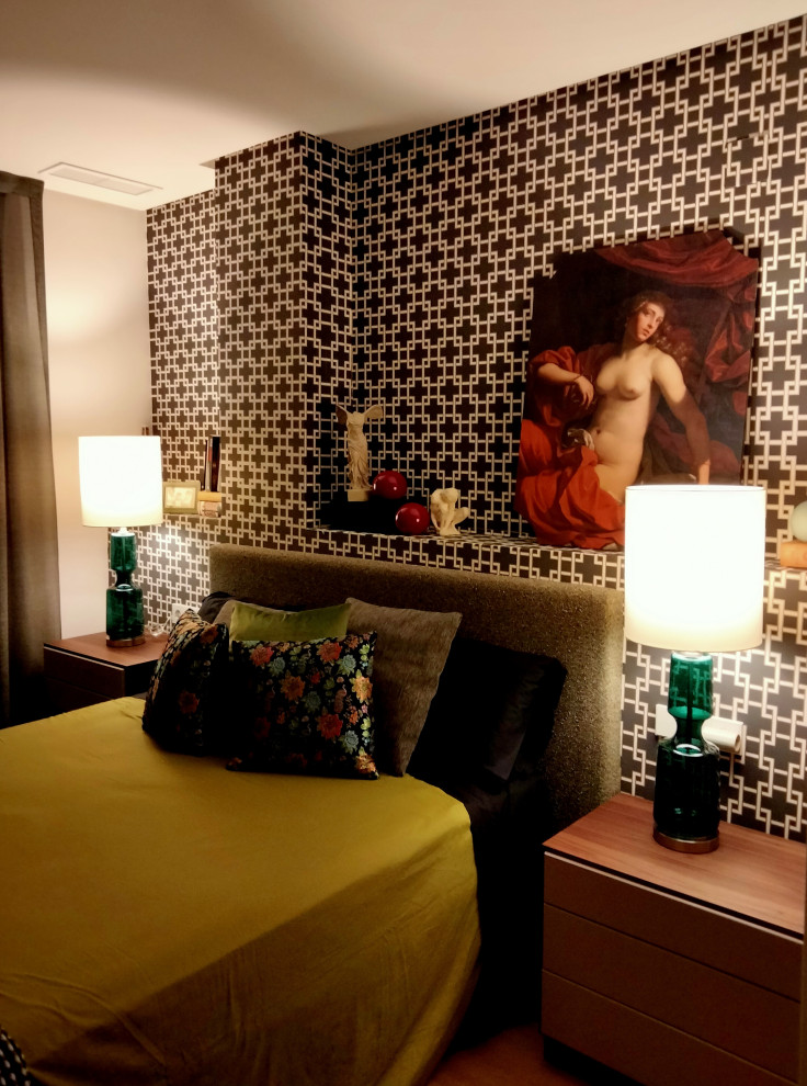 На фото: хозяйская спальня среднего размера в стиле неоклассика (современная классика) с черными стенами, светлым паркетным полом, коричневым полом и обоями на стенах