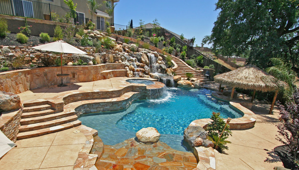 Transitional pool photo in Orange County