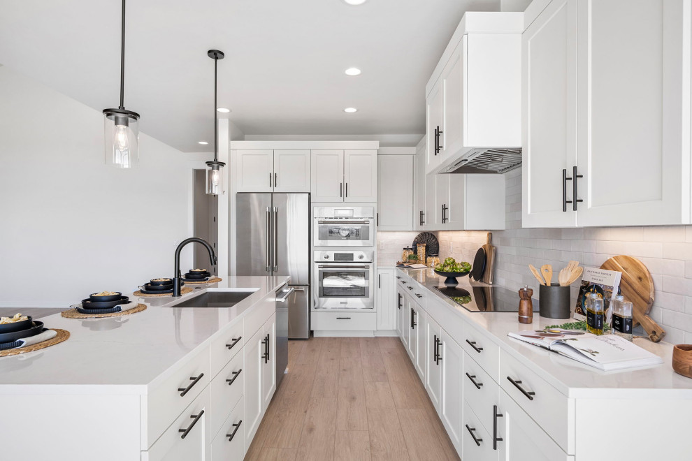 Inspiration for a transitional l-shaped eat-in kitchen remodel with an island